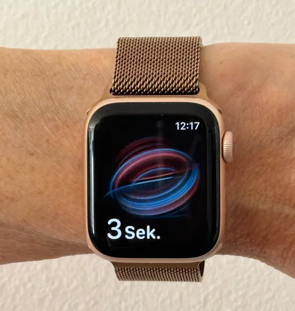 Das Foto zeigt einen Unterarm mit einer Smartwatch, die gerade eine Sauerstoffmessung durchführt