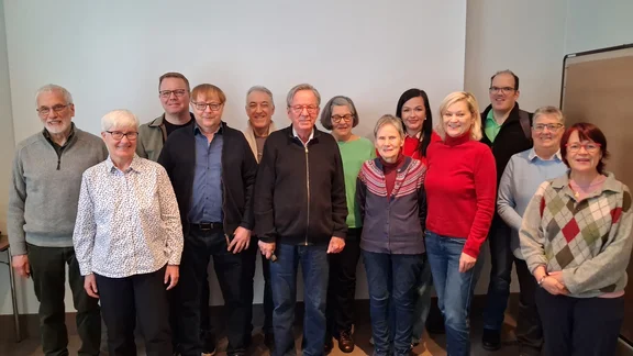 Eine Gruppe von weiblichen und m&auml;nnlichen Mitgliedern des Lungenfibrose e.V. steht auf der Fr&uuml;hlingstagung 2026 des Vereins zusammen, darunter der Vorstand.
