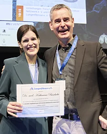 Die junge Forscherin Dr. med. Buschulte empfängt den Wissenschaftspreis des Lungenfibrose e.V. auf dem Kongress der Deutschen Gesellschaft für Pneumologie in Leipzig.