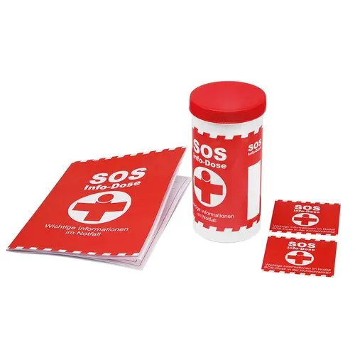 Notfalldose SOS Info-Dose: Weißer Kunststoffbehälter mit rotem Deckel, daneben ein rotes Begleitheft und zwei kleine Karten. Alle Teile tragen die Aufschrift "SOS Info-Dose – Wichtige Informationen im Notfall" sowie ein rotes Kreuz-Symbol.